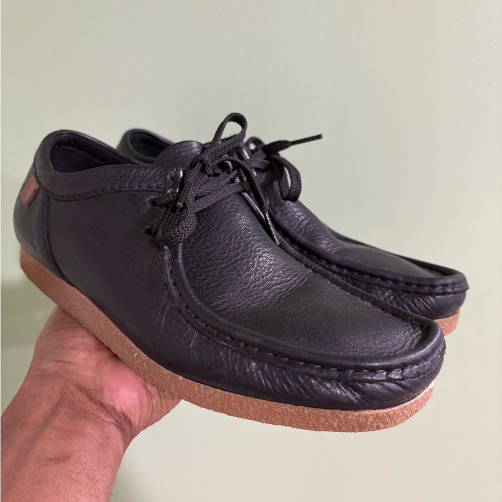 Clarks Men’s Black Leather Chukka Wallabee Boots with Tan Crepe Sole